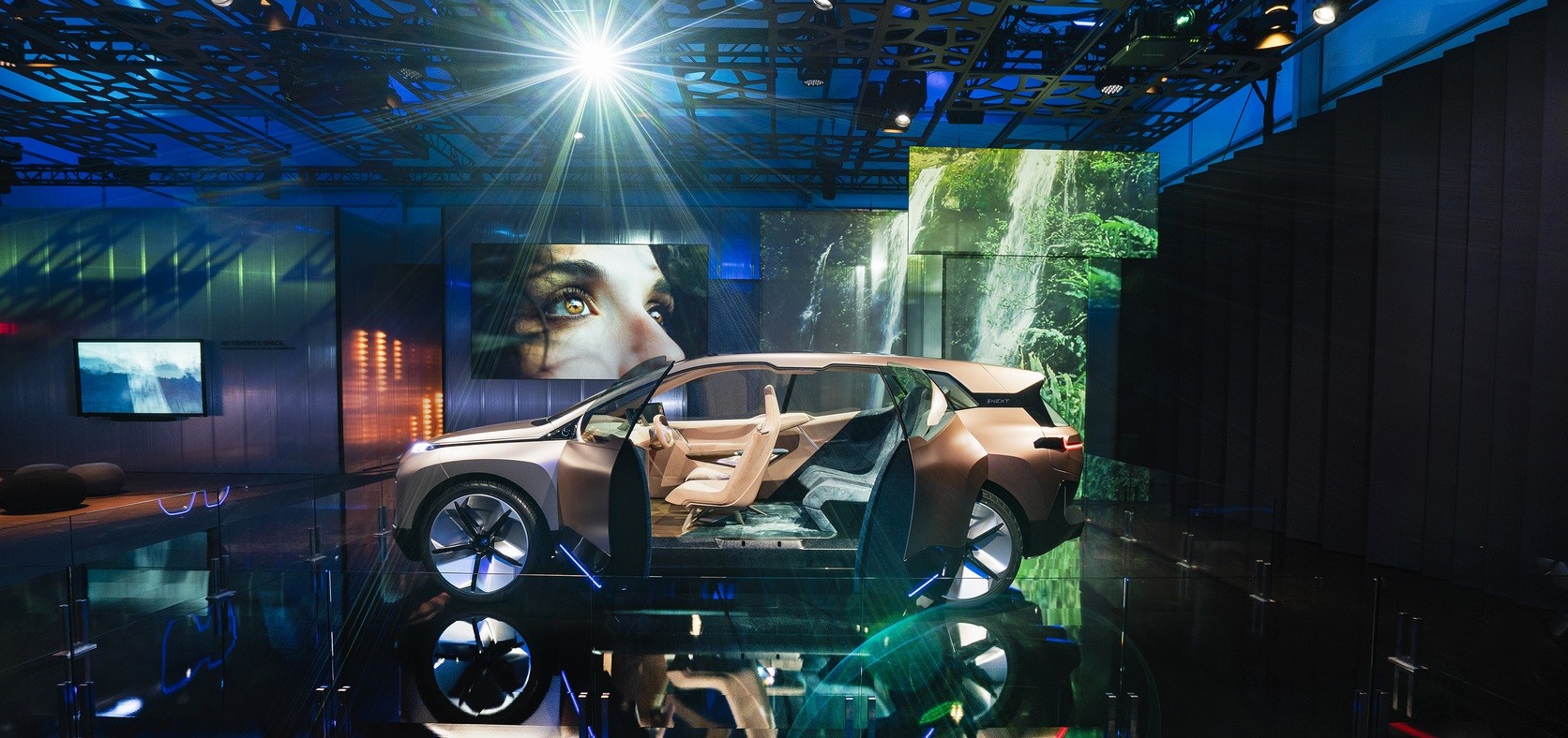 BMW Group на міжнародній виставці споживчих технологій CES 2019 Лас-Вегасі. Віртуальне водіння BMW Vision iNEXT.
