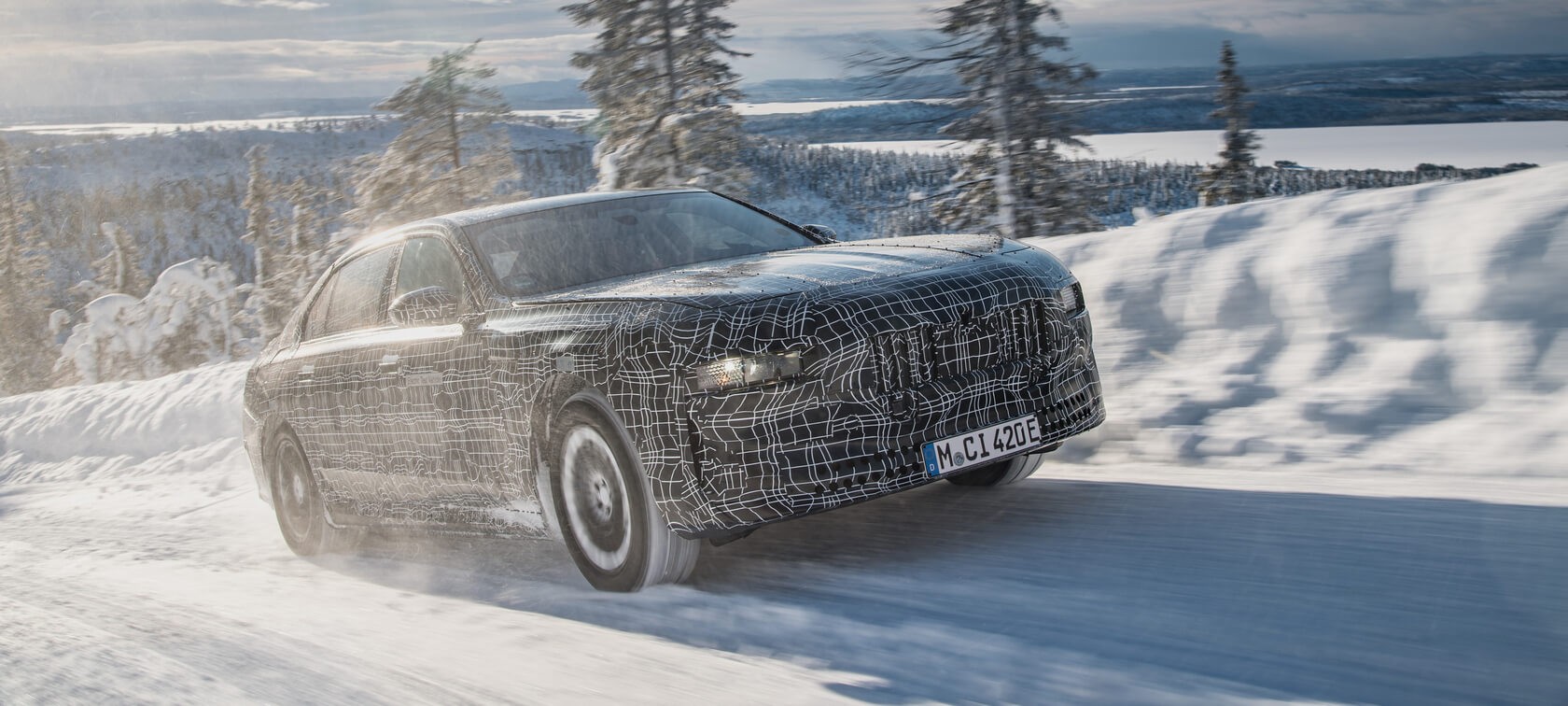 Новый BMW i7 проходит зимние динамические испытания вблизи Полярного круга.
